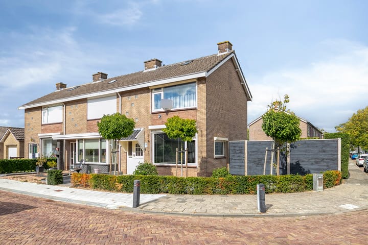 Deltastraat 10 in Krabbendijke