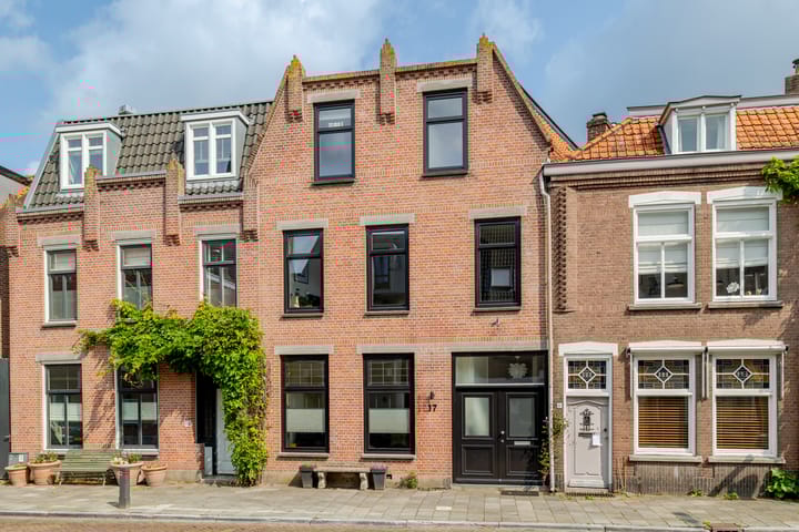 Dillenburgstraat 17 in Breda