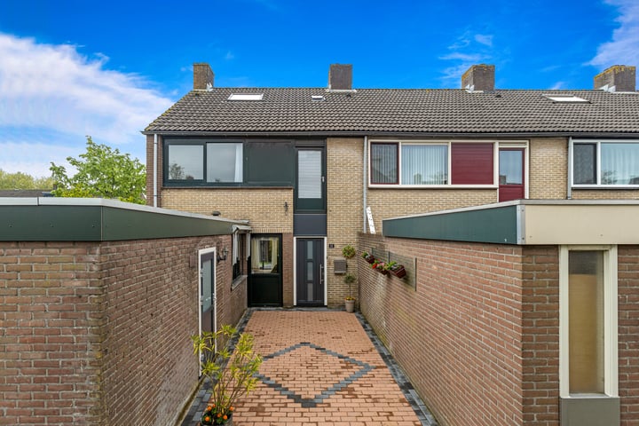 Domela Nieuwenhuisstraat 12 in Papendrecht