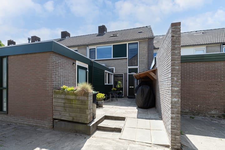 Domela Nieuwenhuisstraat 22 in Papendrecht