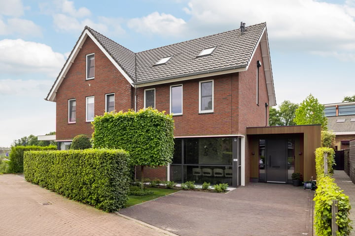 Dorpsplein 10E in Wekerom