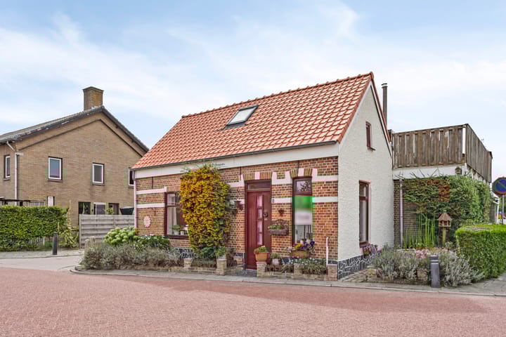 Photo of property Dorpsplein 5, Graauw