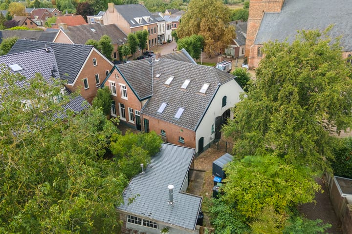 Dorpsplein 8 in Maurik