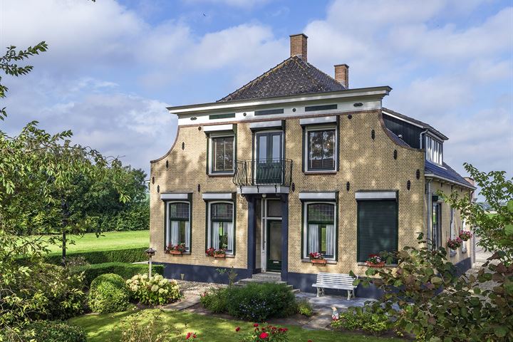 Photo of property Dorpsstraat 2, Zuid-Beijerland