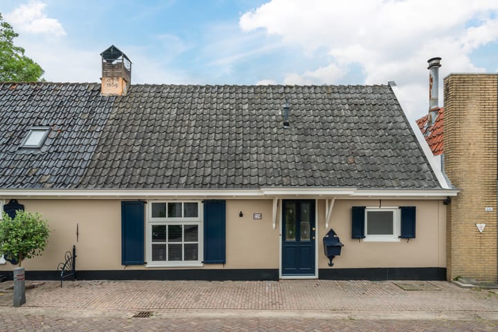 Dorpsstraat 239 in Zuid-Scharwoude