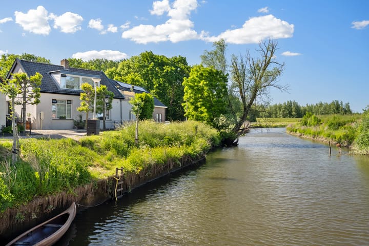 Photo of property Dorpsstraat 82, Heinenoord