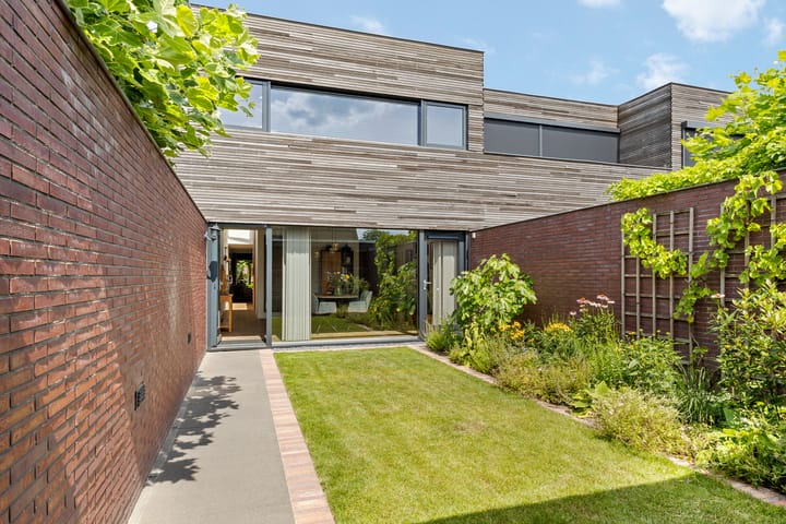 Dotterbloem 1 in Breda foto