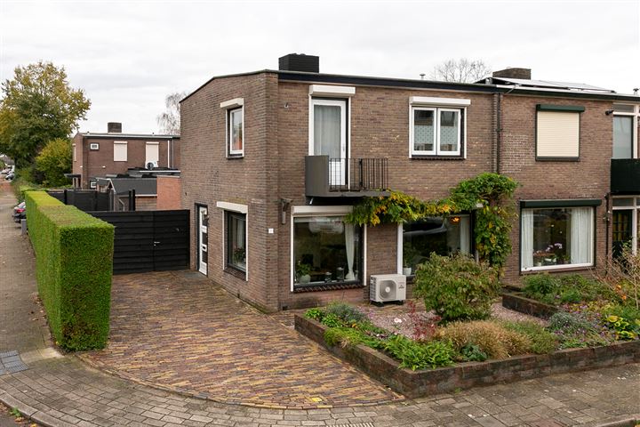 Dovenetelstraat 1 in Rheden