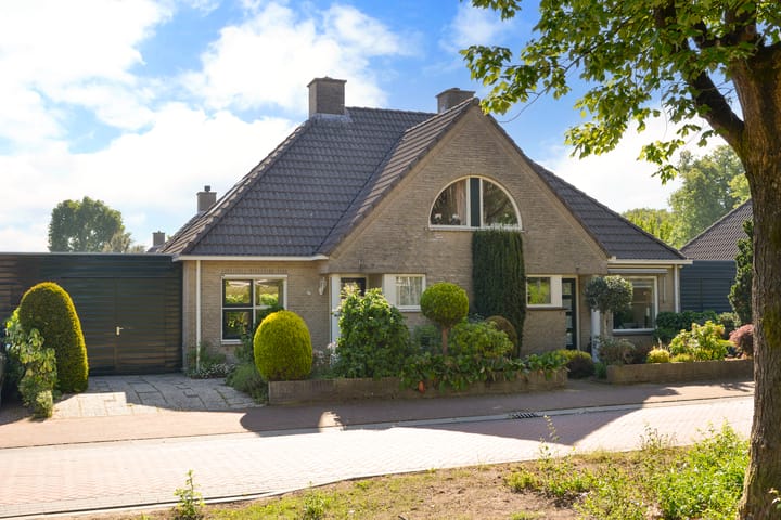 Dr. Jan Schoutenlaan 7 in Huizen foto