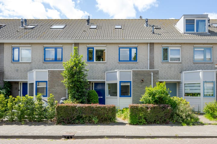 Dr. Martinus van der Stoelstraat 13 in Voorschoten foto