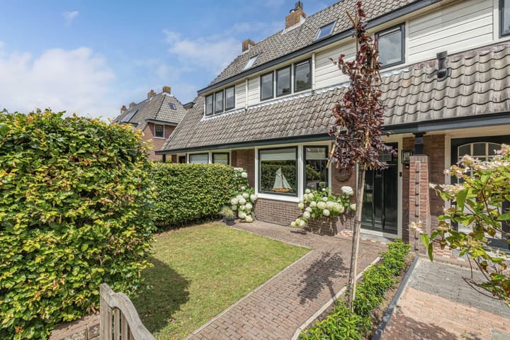 Photo of property Eemnesserweg 33, Huizen