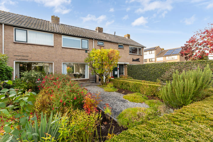 Photo of property Elisabeth van Loonstraat 10, Mijnsheerenland