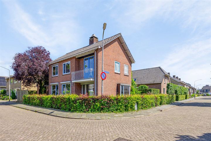 Esdoornstraat 1 in Nieuwkuijk