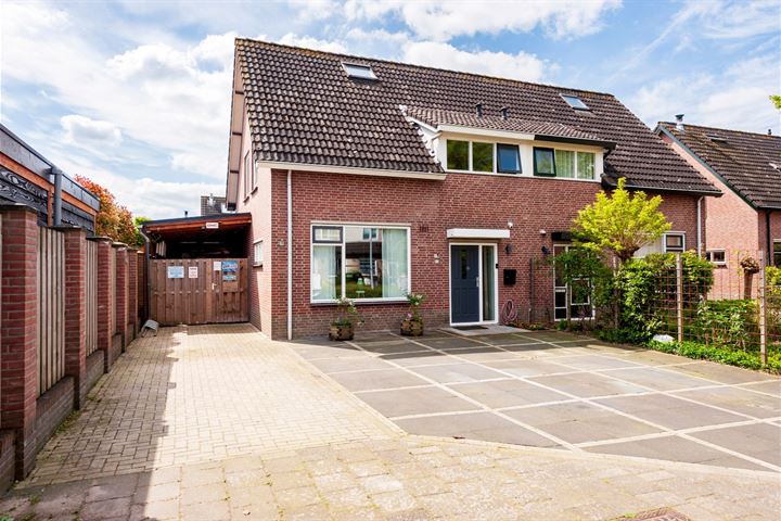 Esdoornstraat 1 in Brakel