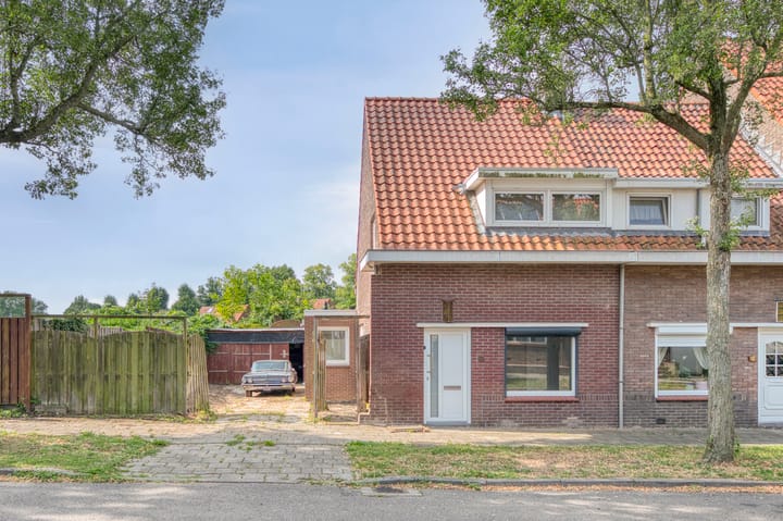 Esdoornstraat 6 in Geleen