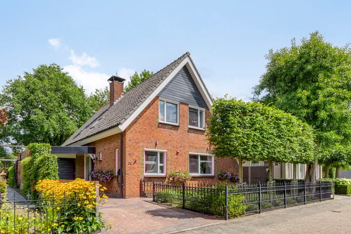 Ferdinand Bolstraat 24 in Hendrik-Ido-Ambacht
