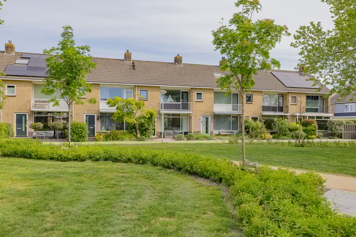 Goeverneurplantsoen 12 in Hazerswoude-Rijndijk