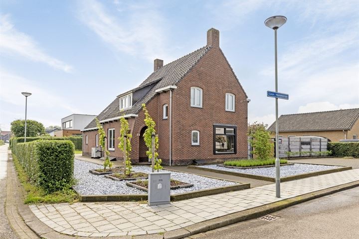 Gouverneur Houbenstraat 1 in Stevensweert