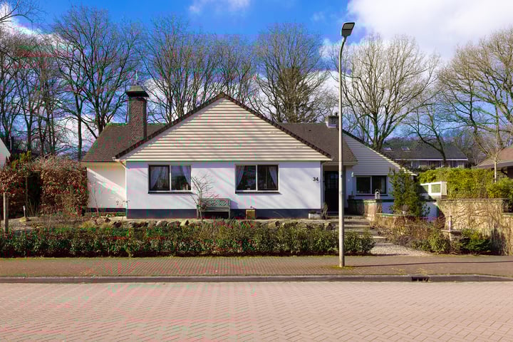 Photo of property Groen van Prinstererlaan 34, Huizen