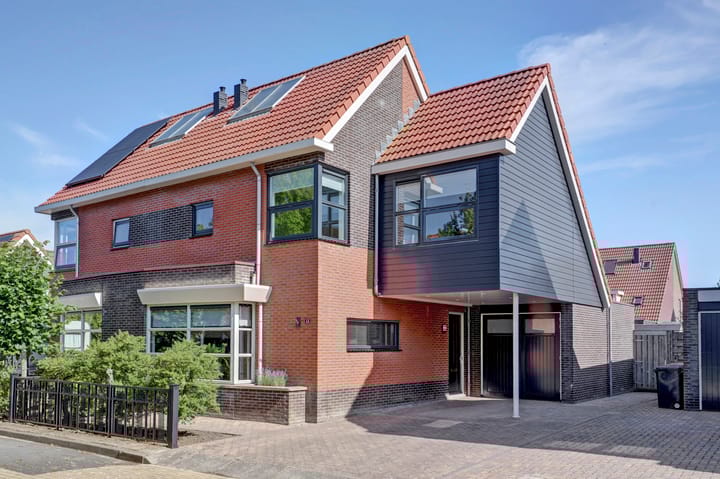 Groteblok 46 in Tuitjenhorn Foto