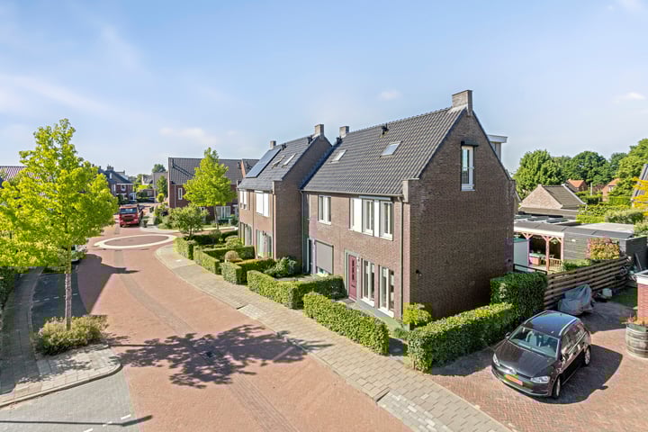Photo of property Herman de Ruijterstraat 12, Poederoijen