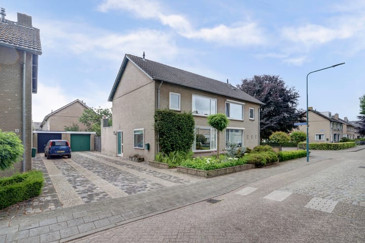 Hofstade 19 in Alphen foto