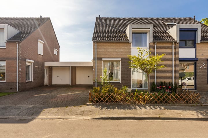 Hondsbroek 74 in Born