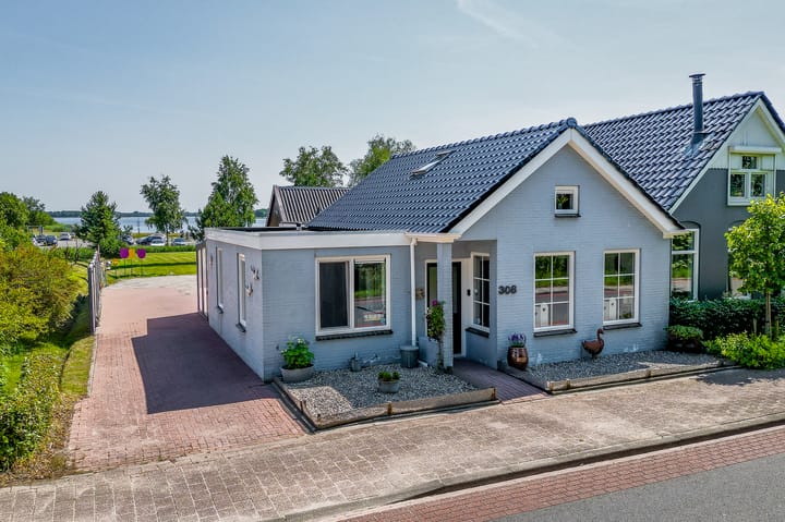 Hoofdweg 308 in Midwolda