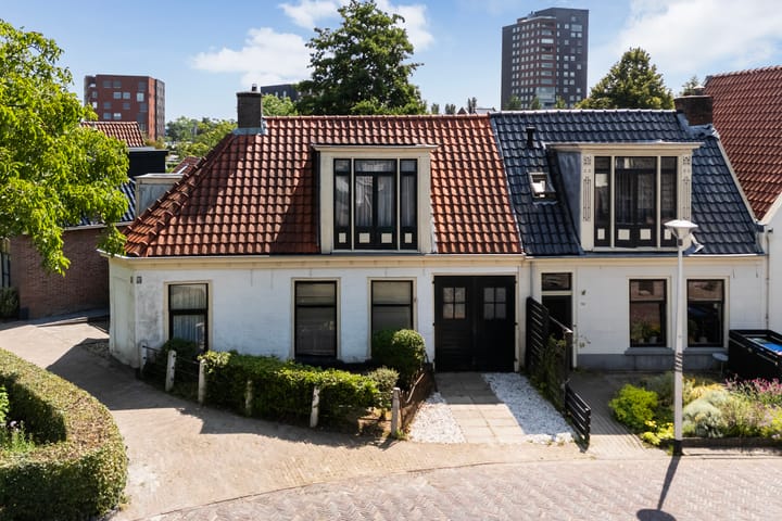 Huizum-Dorp 16 in Leeuwarden