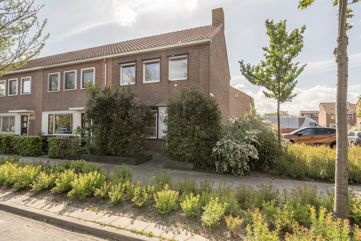 Irenestraat 20 in Strijen