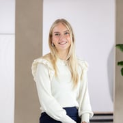 Foto van Iris Groenewoud, Marketingmedewerker bij Duinstra Melis Makelaars