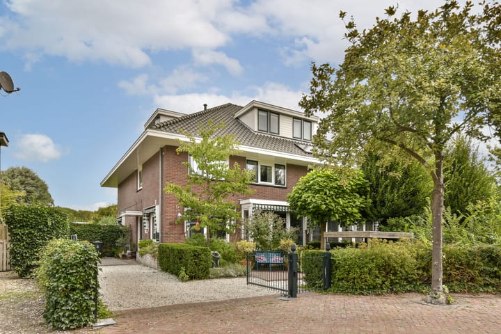 J.P. Gouverneurlaan 45 in Sassenheim