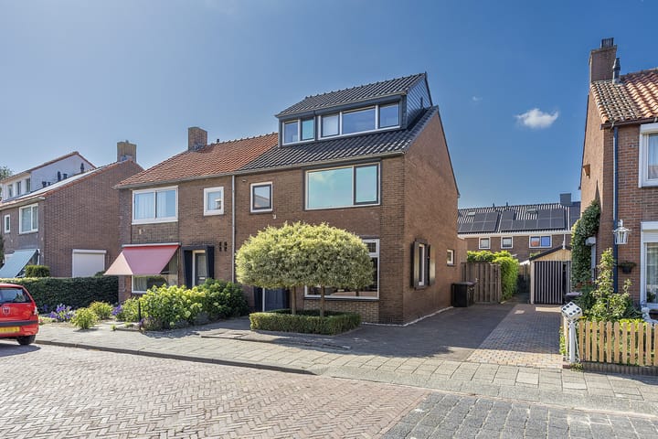 Jacob van Oostzanenstraat 22 in Heemskerk