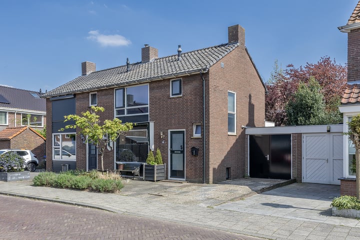 Jacob van Oostzanenstraat 5 in Heemskerk