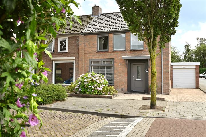 Jan van den Berghstraat 6 in Halsteren