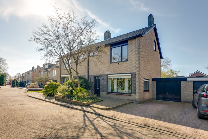 Photo of property Jasmijnstraat 27, Hoeven