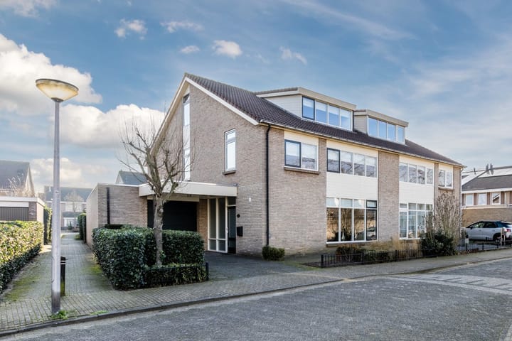 Jasmijnstraat 4 in Halsteren foto