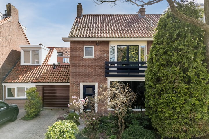 Jhr.Mr.Dr. H.A. van Karnebeeklaan 42 in Amstelveen