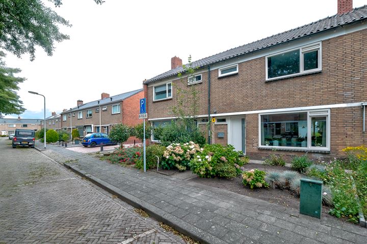 Johan ter Schoeleweg 19 in Surhuisterveen