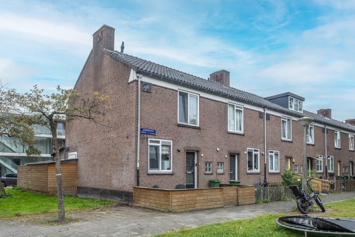 Josephus Jittastraat 1 in Amsterdam