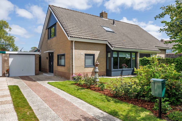 Photo of property Julianalaan 18, Midlum