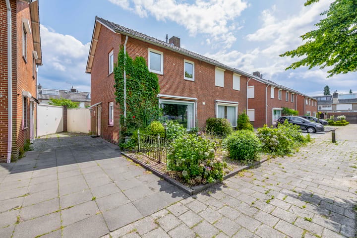 Photo of property Kamillestraat 17, Waalwijk