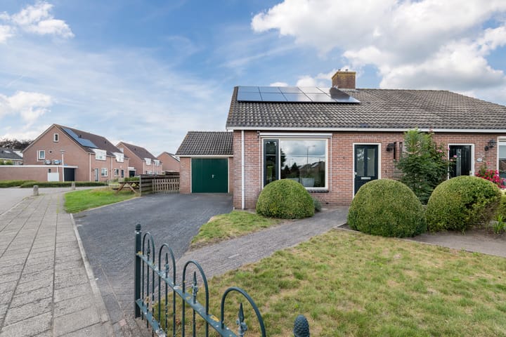 Kamperfoelie 4 in Nieuwleusen