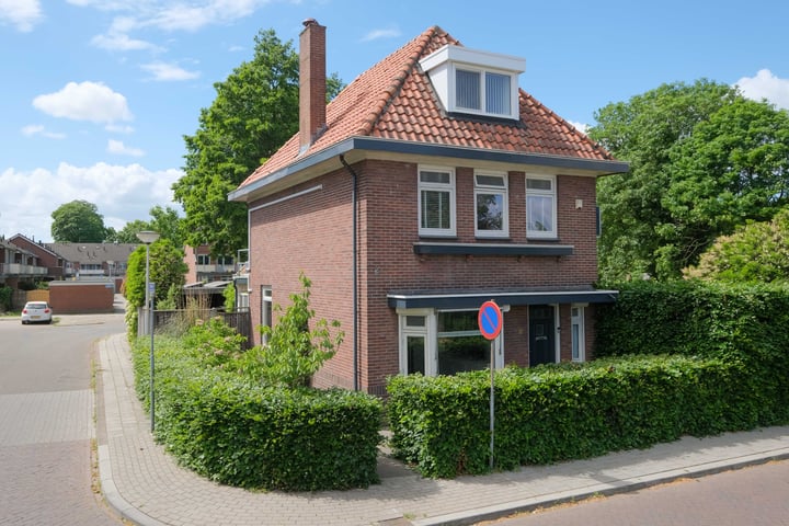 Kerkhofsweg 8 in Almelo foto