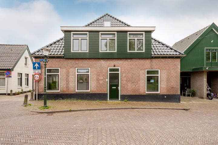 Kerkplein 1 in Hippolytushoef