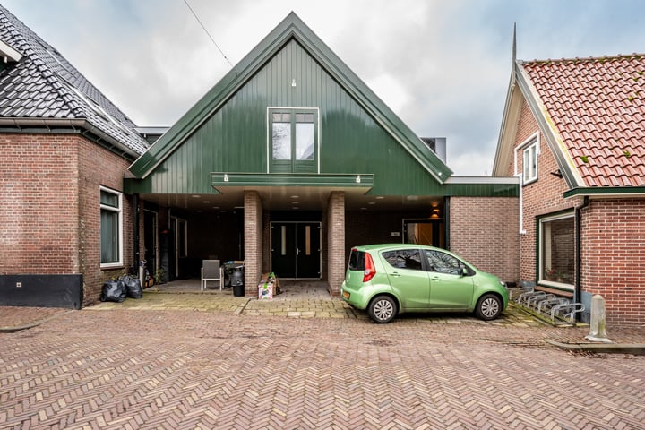 Kerkplein 1g in Hippolytushoef