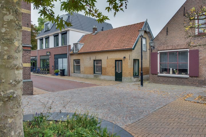 Kerkplein 4 in Schelluinen