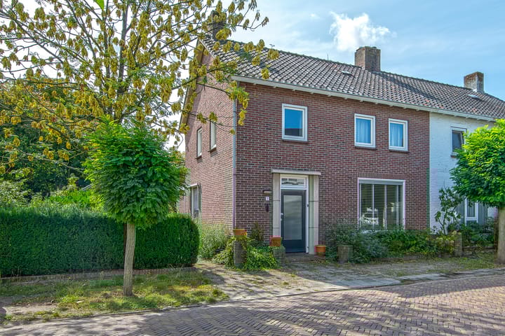 Kerkstraat 1 in Waalre