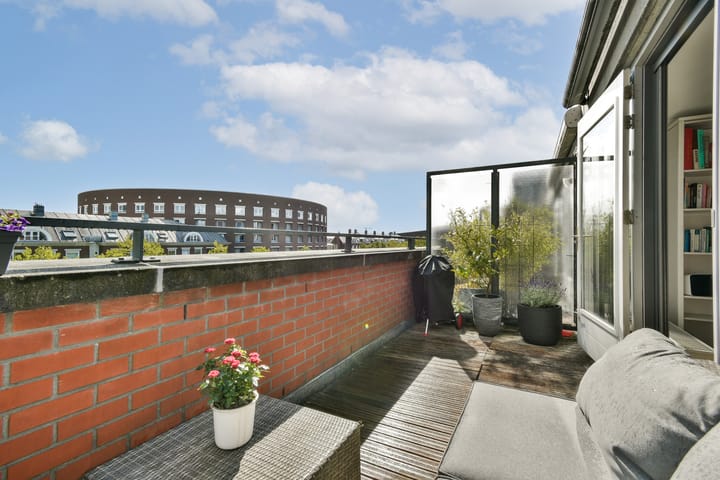 Photo of property KNSM-laan 823, Amsterdam