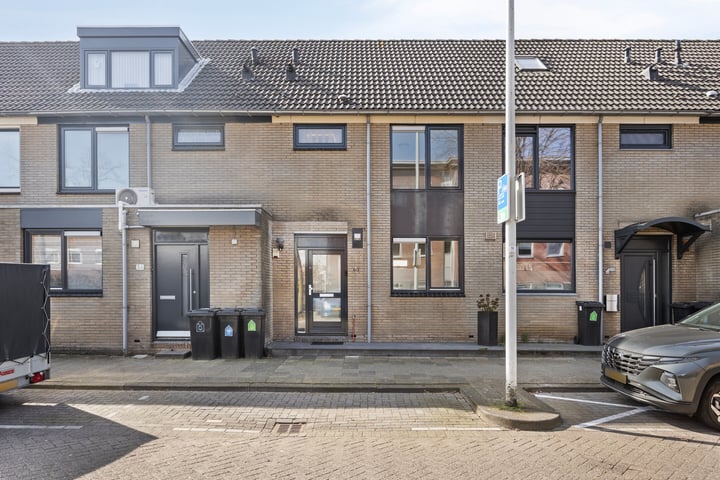 Photo of property Koenraad van Zwabenstraat 60, Rotterdam
